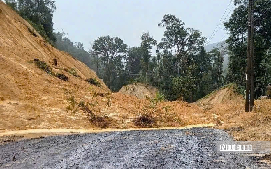 Sạt lở nhiều tuyến đường miền núi Quảng Ngãi, ngăn phương tiện lưu thông qua đèo Lò Xo