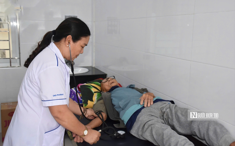 Thiếu nước sạch kéo dài, Trạm Y tế Phổ Châu "xoay xở" bằng nước đóng chai