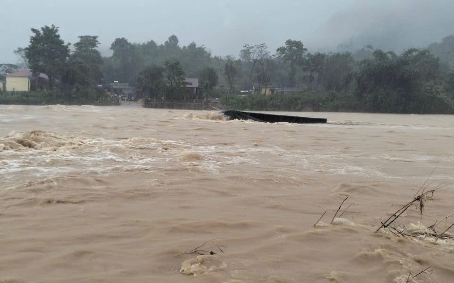 Mưa lớn kéo dài gây lũ cao, hàng chục nghìn nhà bị ngập, 14 người chết và mất tích