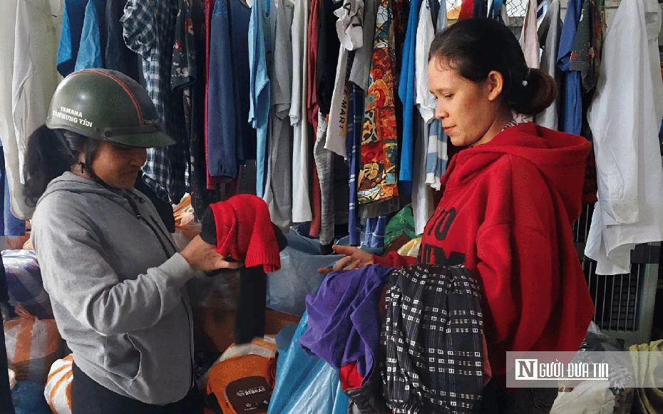 Gian hàng quần áo 0 đồng sưởi ấm mùa đông vùng cao