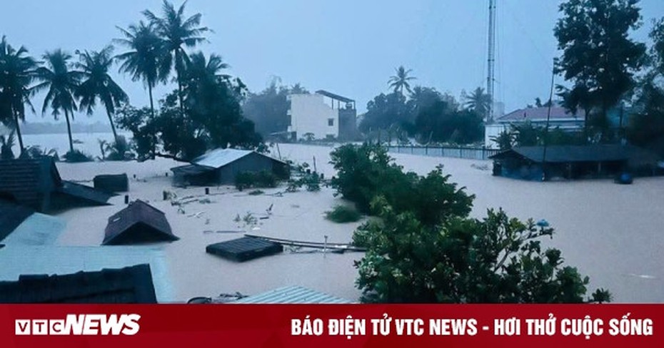 Người dân trắng đêm chạy lũ trong đợt ngập lụt lịch sử