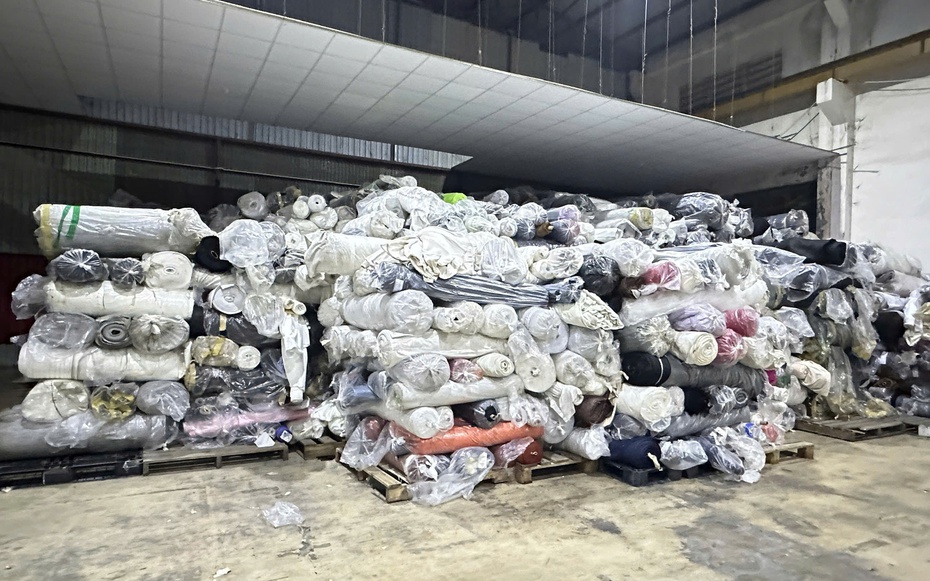 Phát hiện kho hàng chứa trên 105 tấn vải cuộn không rõ nguồn gốc