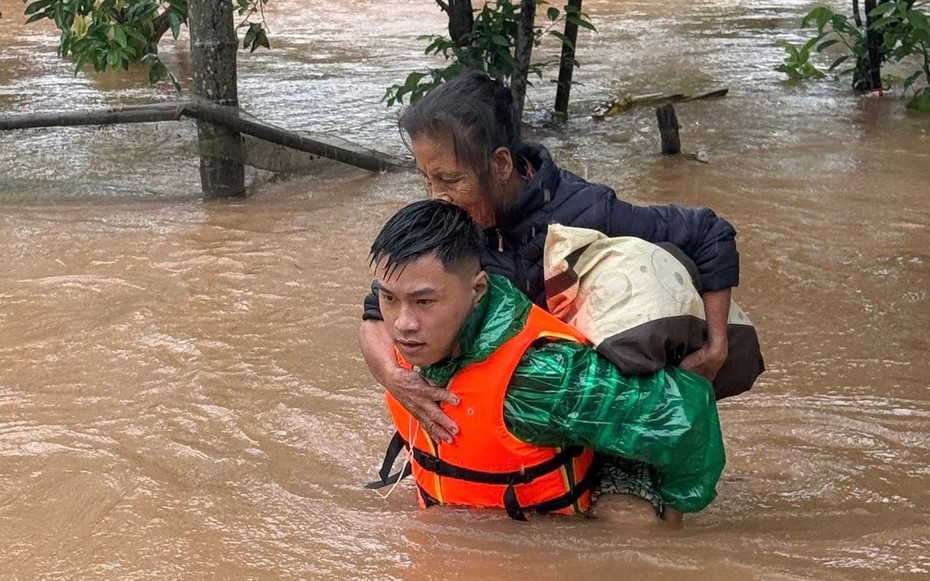 Ấm áp tinh thần dân tộc, nghĩa đồng bào trong mưa lũ