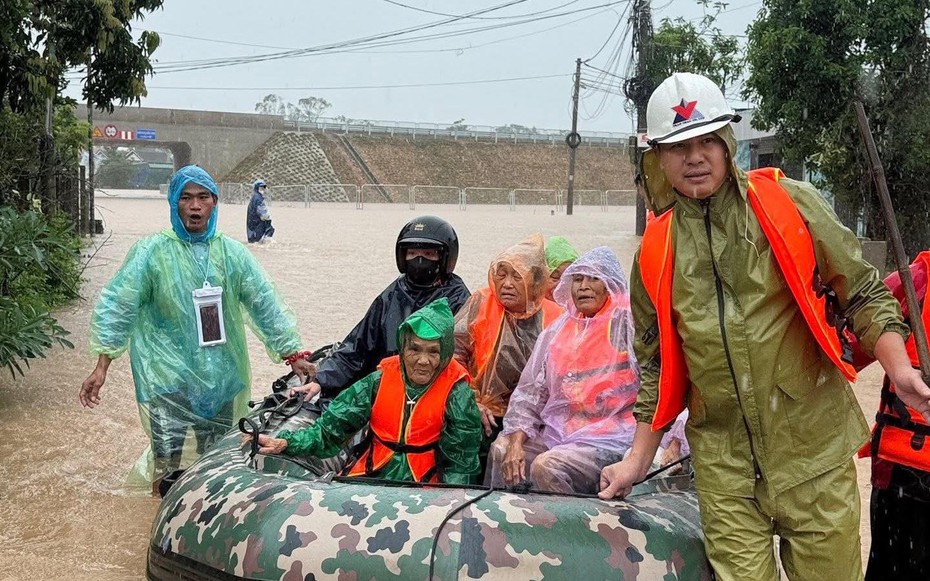 Người miền Trung dìu nhau qua cơn bão lũ