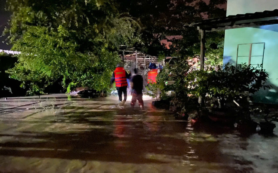 Lâm Đồng: Vỡ hồ chứa, lũ cuồn cuộn về trong đêm, 3 người bị cuốn trôi