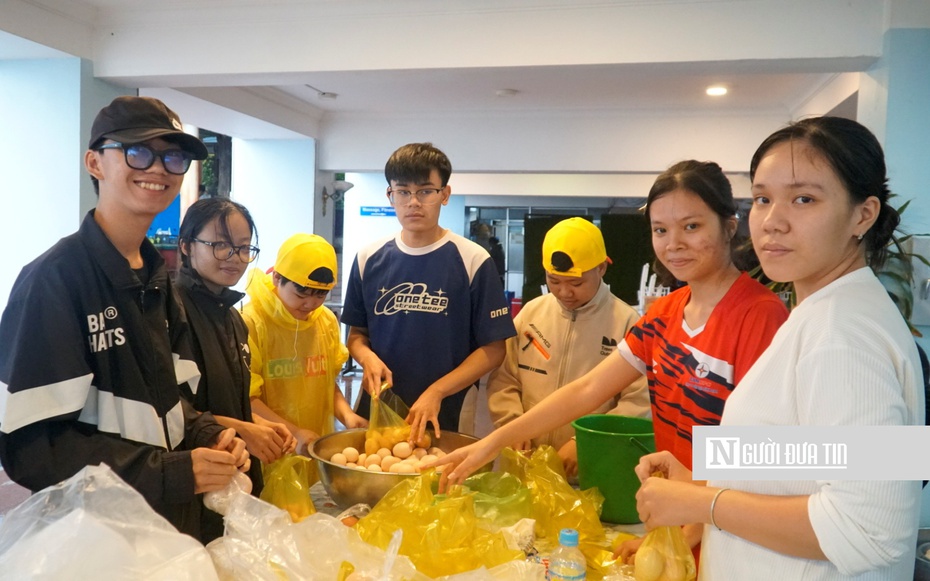 Luộc trứng, gói cơm, chia quần áo cho bà con vùng lũ