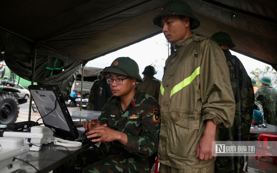 Dùng thiết bị bay không người lái tiếp tế lương thực vào "điểm nóng" ngập lụt ở Gia Lai