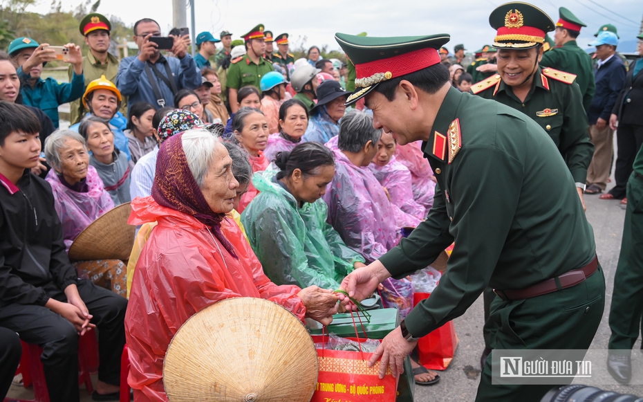 Đại tướng Phan Văn Giang thăm hỏi, động viên nhân dân vùng "rốn lũ" ở Gia Lai