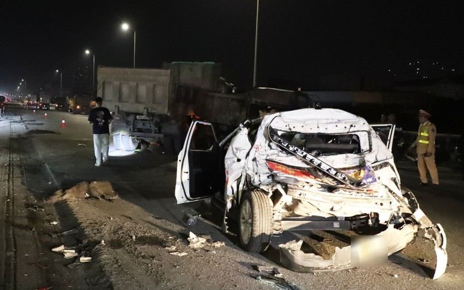 Hiện trường vụ ô tô tải đâm hàng loạt xe tại vành đai 3 trên cao, xe ô tô "bẹp dúm"