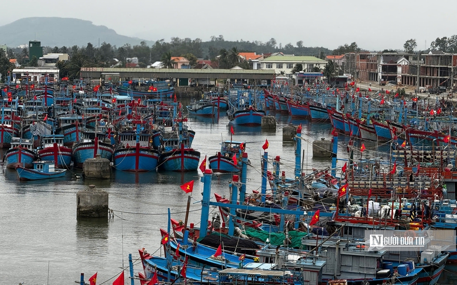 Sóng lớn suốt tháng, ngư dân Quảng Ngãi lao đao vì tàu phải nằm bờ