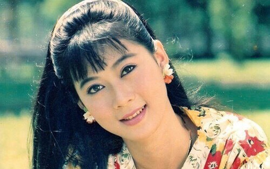 "Đệ nhất mỹ nhân" Diễm Hương bất ngờ về Việt Nam tái ngộ cùng bạn đồng khóa