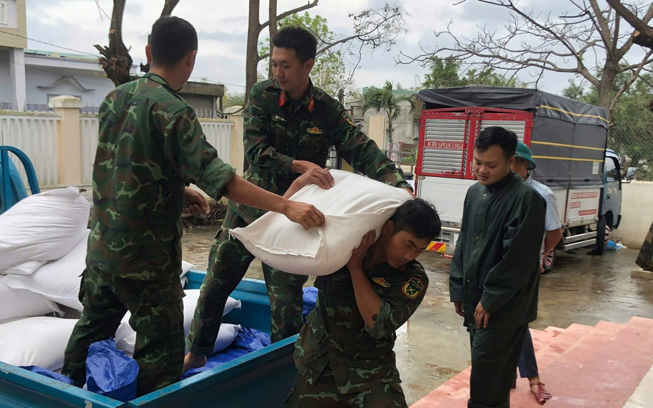 Đắk Lắk khen thưởng đột xuất những người hùng thầm lặng giữa tâm lũ