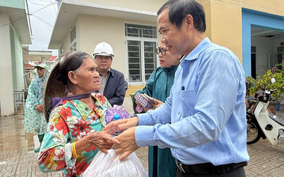 Phó Bí thư Đảng ủy MTTQ, các đoàn thể Trung ương Nguyễn Thái Học trao qua hỗ trợ người dân bị thiệt hại do mưa lũ