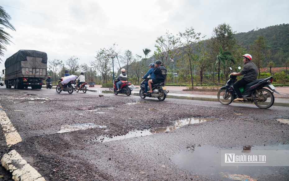 Sau lũ, xuất hiện hàng loạt ổ gà, ổ voi trên tuyến đường huyết mạch qua Quy Nhơn