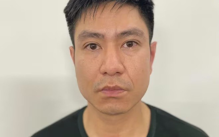 Gã trai đi ô tô và trò lừa đảo với hộp đựng "2 chiếc bánh"