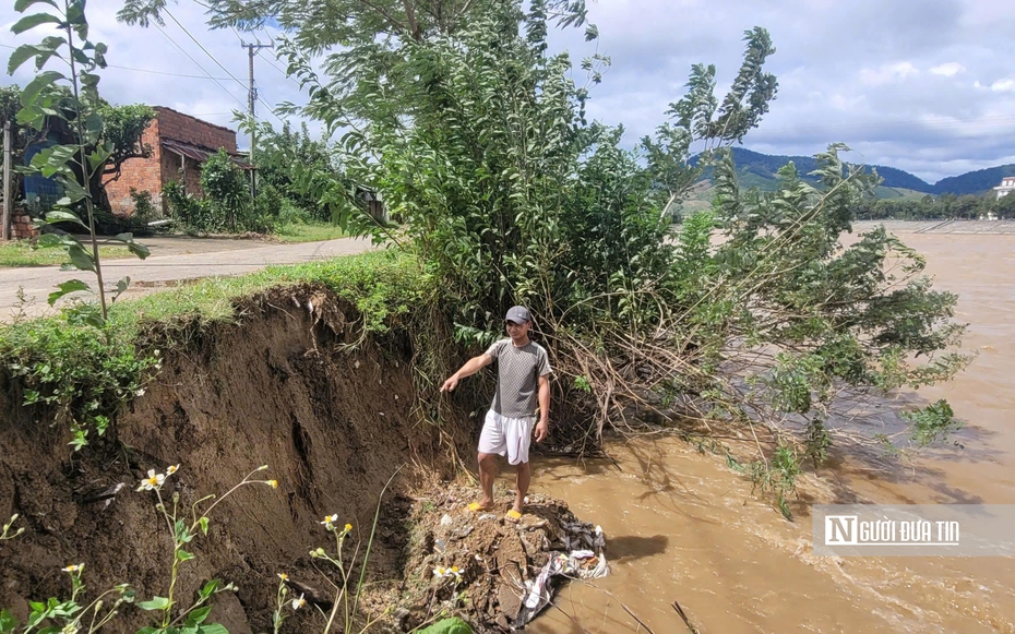 "Mưa xuống là không dám chợp mắt": Làng vùng cao đối mặt nguy cơ mất nhà, mất đường trong lũ