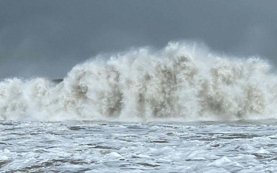 Bão số 15 có thể bất ngờ đổi hướng: Hai kịch bản sắp tới và thời gian gây mưa to