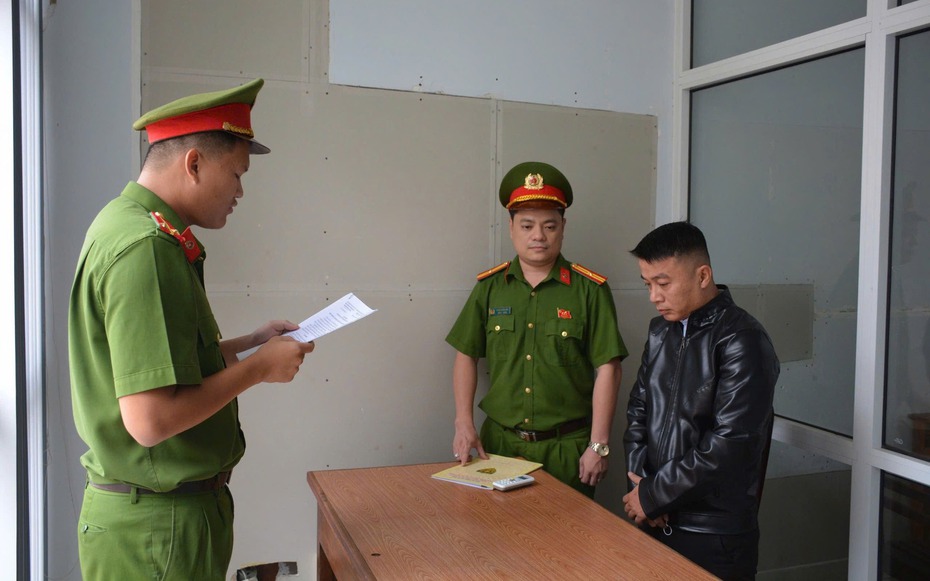 Lập đơn khống chiếm đoạt tiền hàng của công ty, một nhân viên bị khởi tố