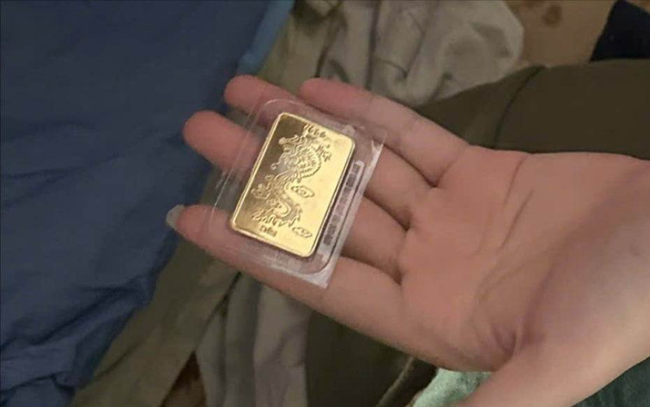 Đang gói hàng cứu trợ, nam sinh nhặt được 5 chỉ vàng