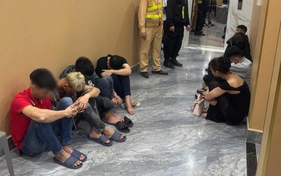 Triệt phá ổ nhóm karaoke kết hợp bán dâm