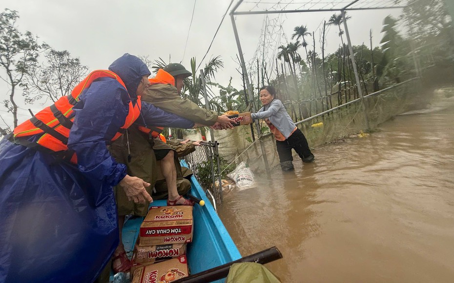 Hàng ngàn nhà dân ở Hà Tĩnh vẫn bị nước lũ bủa vây