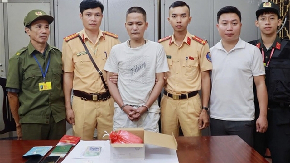 Bắt kẻ vận chuyển ma túy tinh vi, giấu "hàng" dưới nắp capo ô tô