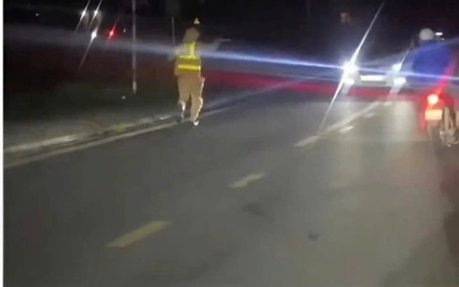 Xử lý tài xế "trốn" kiểm tra nồng độ cồn, lái xe lùi xuống ruộng