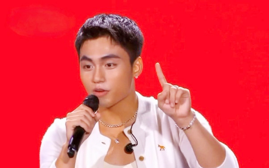 Thực hư clip nam ca sĩ nổi tiếng nhận cuộc gọi lừa đảo ngay trên sân khấu?