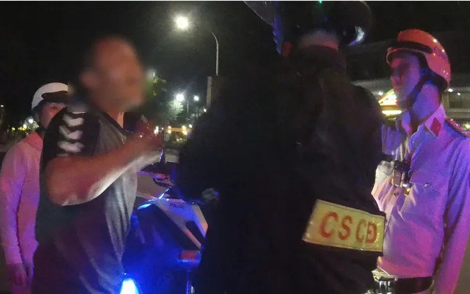 Tạm giữ người đàn ông không chấp hành yêu cầu kiểm tra nồng độ cồn, tự đập đầu vào cửa kính