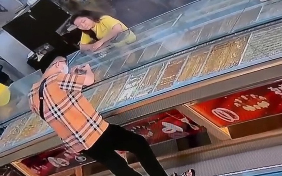 Truy tìm 2 đối tượng cướp tiệm vàng