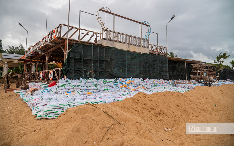 Đắk Lắk: Người dân hối hả phòng chống bão, tích trữ lương thực, tập kết cát chắn sóng ứng phó bão số 13
