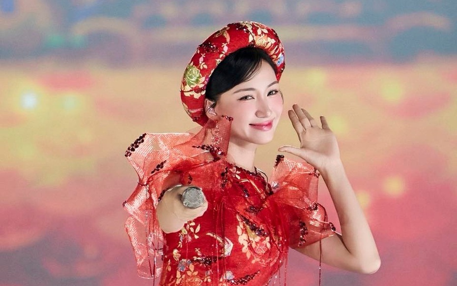 Hòa Minzy tiết lộ danh tính "người đặc biệt" gửi tin nhắn lúc nửa đêm