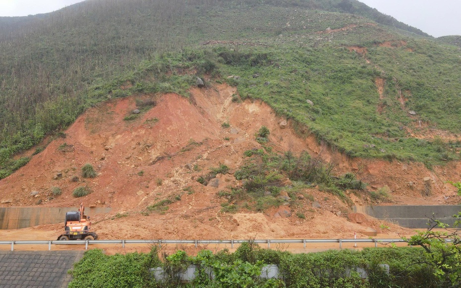 Cận cảnh điểm đứt gãy trên núi, sạt lở khiến 2 người bị thương ở Hà Tĩnh