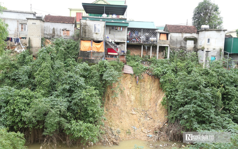 Nhiều hộ dân canh cánh nỗi lo mất nhà, mất đường vì sạt lở