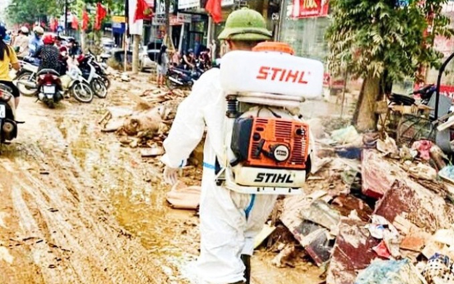 Người đàn ông suýt mất mạng vì vi khuẩn hiếm gặp trong bùn đất sau lũ