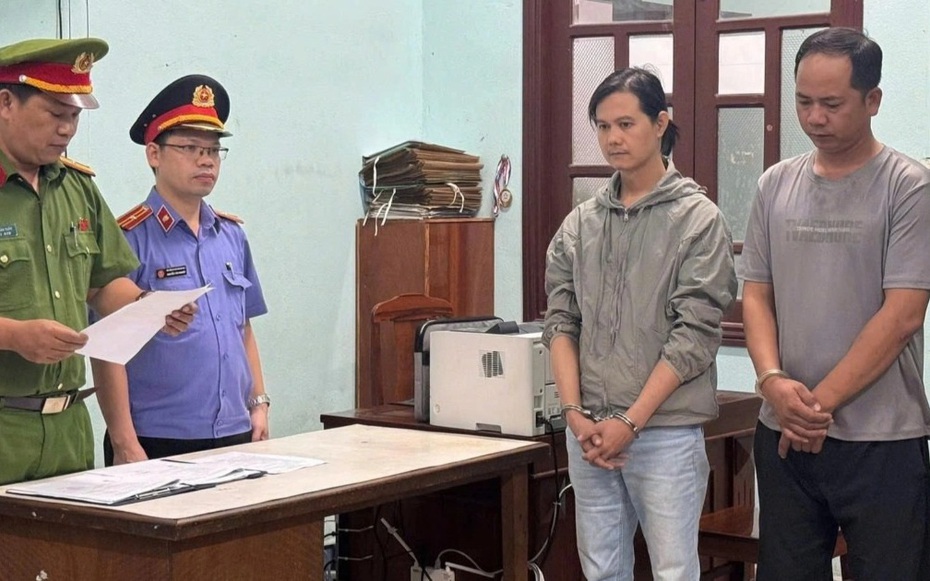 Bắt tạm giam 2 đối tượng hành hung tài xế công nghệ, khiến nạn nhân gãy mũi và chấn động não