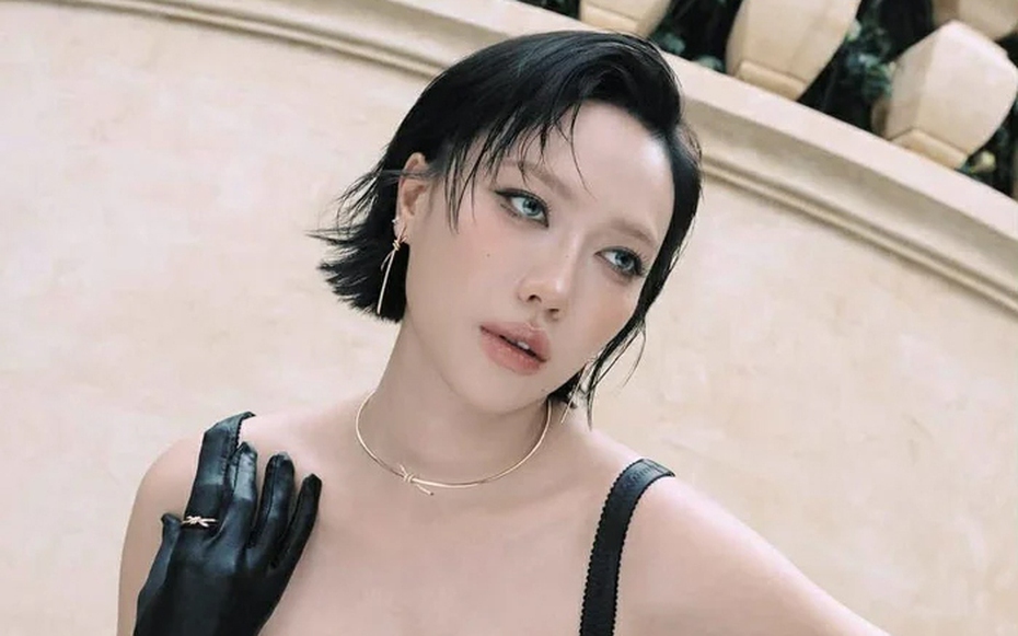 Hình ảnh lạ cùng thần thái lạnh lùng hiếm thấy của Diệu Nhi