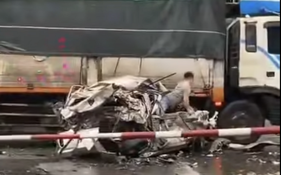 Vụ xe con bị "vò nát" ở Ninh Bình: Tài xế thoát chết thần kỳ, tự mở cửa chui ra ngoài