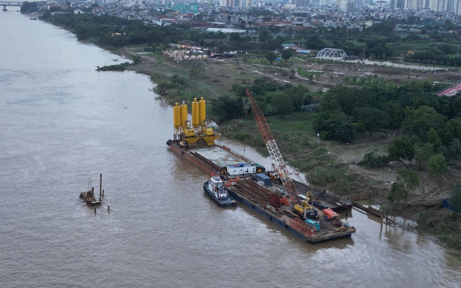 Hà Nội: Nhà thầu tập kết vật tư, thiết bị thi công cây cầu nghìn tỷ bắc qua sông Hồng