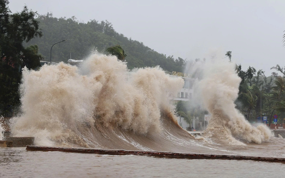 Bão số 15 đổi hướng, đi chậm "lạ thường", hướng thẳng nơi nào nước ta?