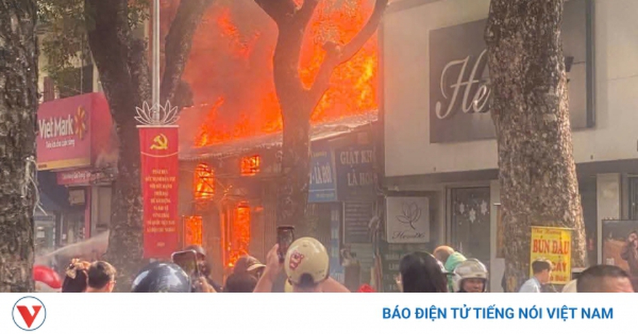 HN: Hiện trường cháy lớn trên phố Lò Đúc, ngọn lửa ngùn ngụt, khói đen bốc cao hàng chục mét