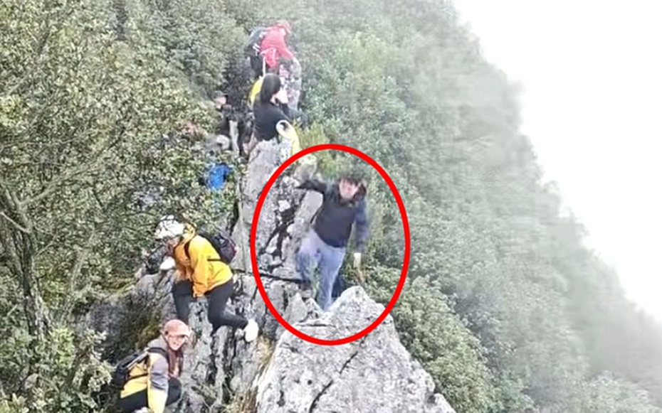Người đàn ông leo núi ngã khỏi vách đá 40m khiến nhiều người hốt hoảng
