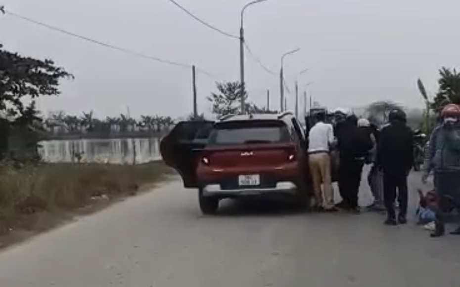 Dừng xe cứu nạn nhân bất tỉnh, Đại úy CSGT nói câu khiến cộng đồng cảm phục