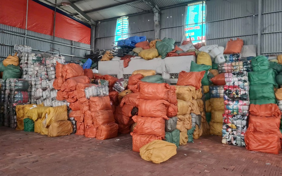 Tạm giữ hơn 94 tấn quần áo cũ không rõ nguồn gốc