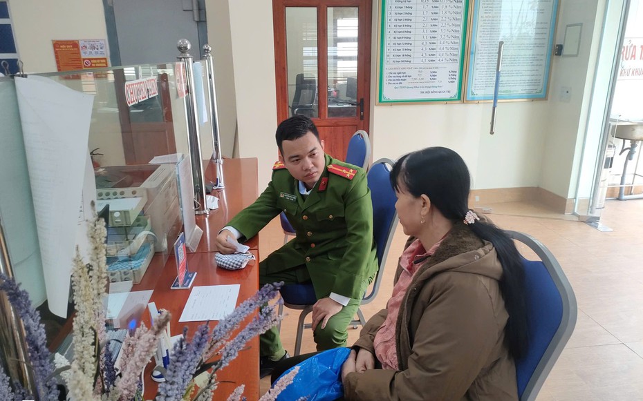 Người phụ nữ suýt mất tiền vì chiêu trò "giải ngân"