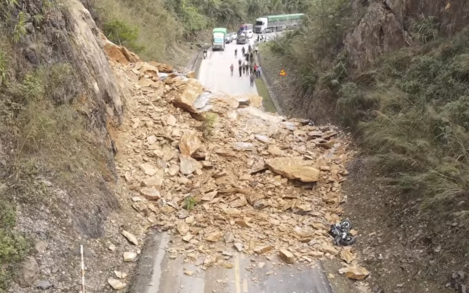 Khoảnh khắc đất đá đổ ập vùi lấp nhiều người trên Quốc lộ 6