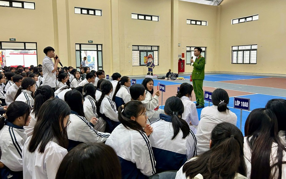 1.200 học sinh trải nghiệm kỹ năng thoát nạn trong tình huống cháy nổ