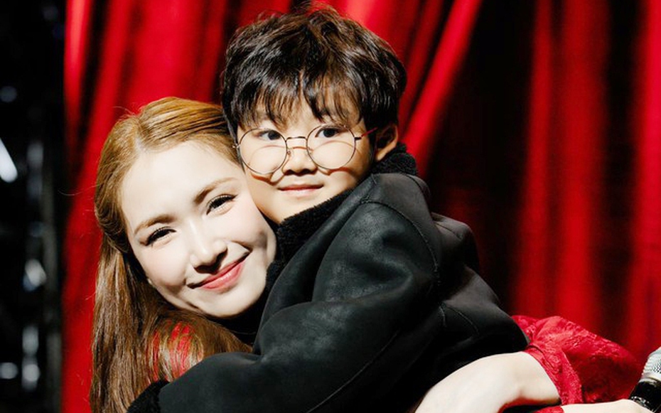 Nữ ca sĩ Hòa Minzy trao trả “tài sản” cho quý tử