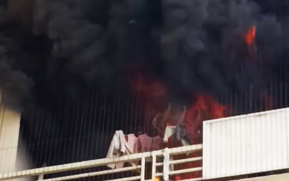 Clip: Khói lửa bốc lên ngùn ngụt từ căn hộ chung cư ở Hà Nội