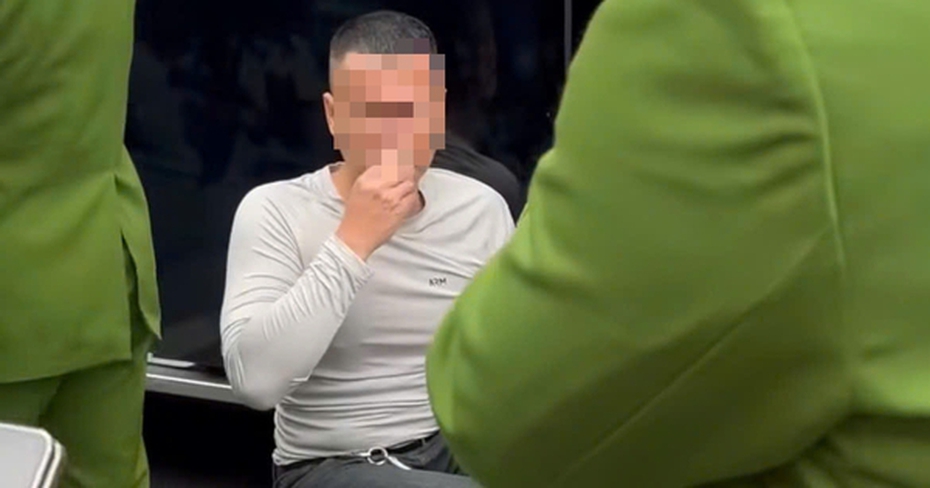 Biểu hiện "lạ" của tài xế trong vụ ô tô lật sau khi 3 xe tông nhau